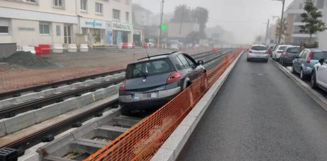Une voiture sur les voies du tramway à Angers